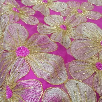 tela-fantasia-pedreria-flor-buganvilla-oro